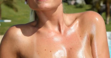 Nackt am Pool Nina